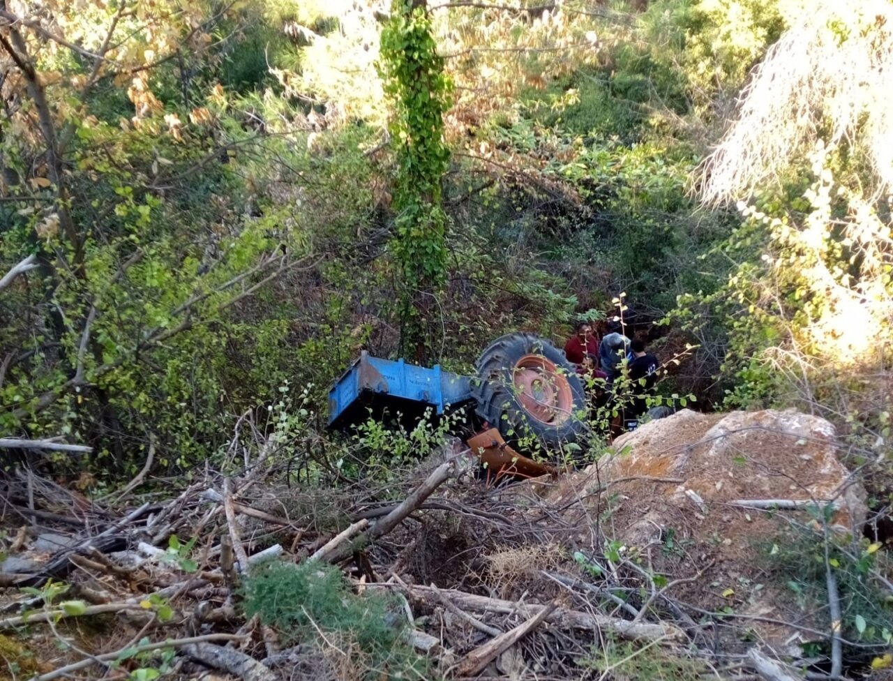 Aydın’ın Bozdoğan ilçesinde, Mehmet Sayın'ın kullandığı traktör kontrolden çıkarak şarampole