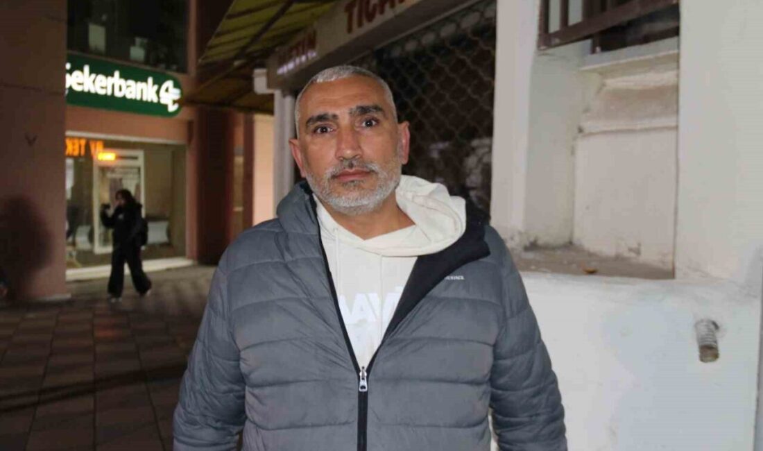 Eskişehir'de semt pazarında balık satın alan 41 yaşındaki Hamza Çetinkaya,