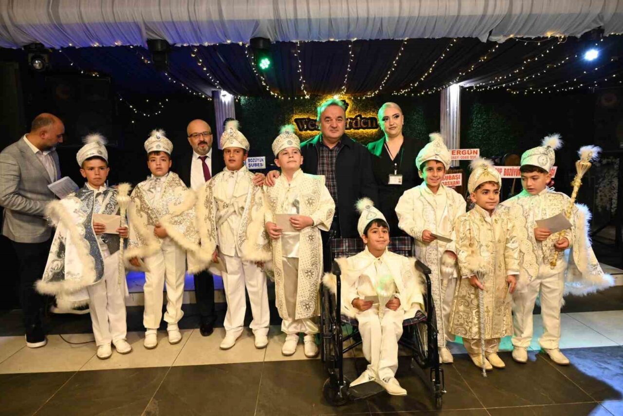 Bozüyük'te, Kaymakam Adem Öztürk'ün katılımıyla gerçekleştirilen toplu sünnet düğününde 65