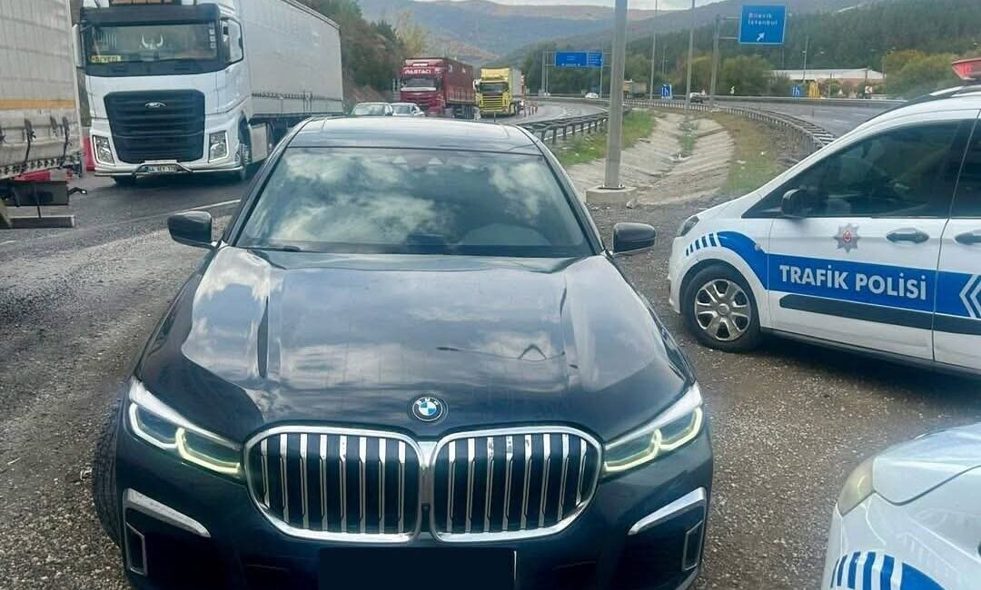 Bozüyük’te İkiz Plaka Kullanan Araçta Sahtecilik ve Cezalar Belirlendi Bilecik'in Bozüyük ilçesinde, emniyet ekipleri ikiz plaka kullanan bir aracı