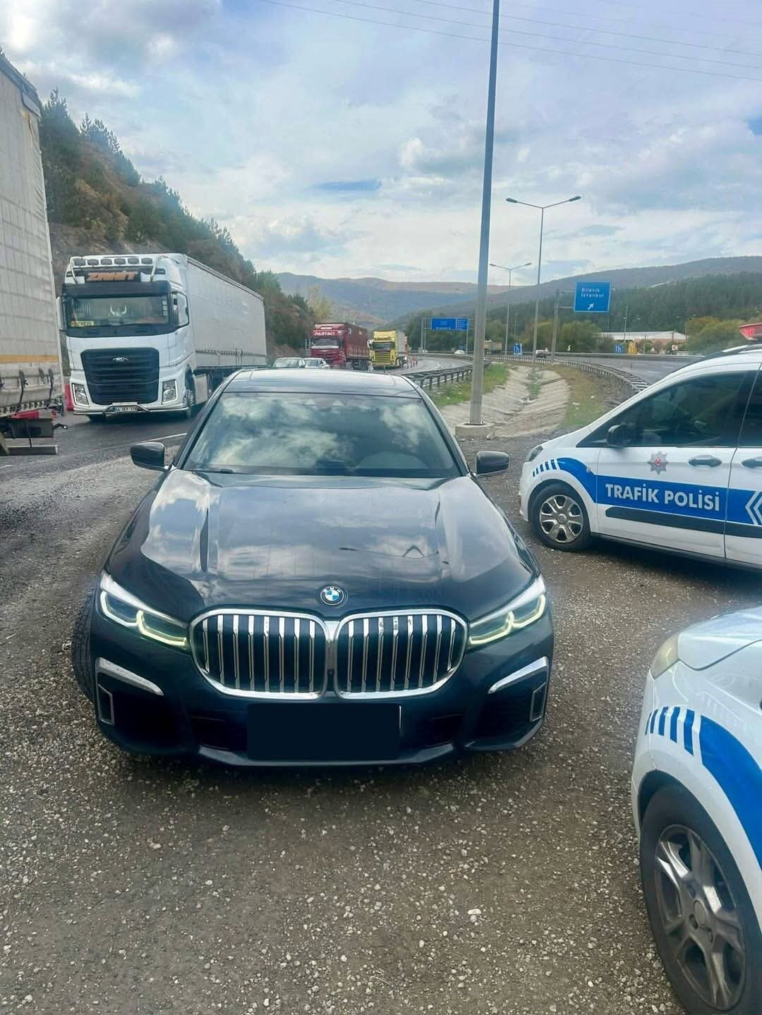 Bilecik'in Bozüyük ilçesinde, emniyet ekipleri ikiz plaka kullanan bir aracı