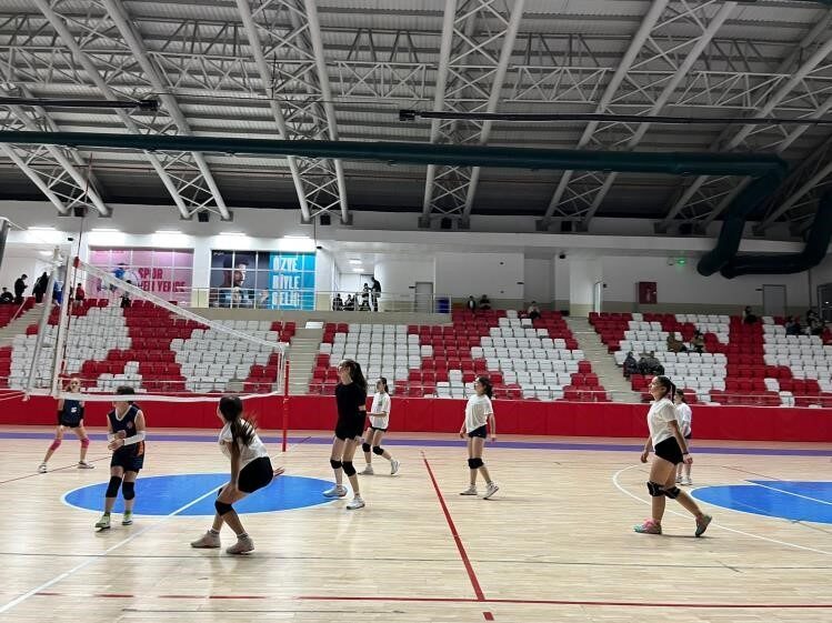 Bilecik'in Bozüyük ilçesinde düzenlenen voleybol etkinliği, Amatör Spor Haftası kapsamında