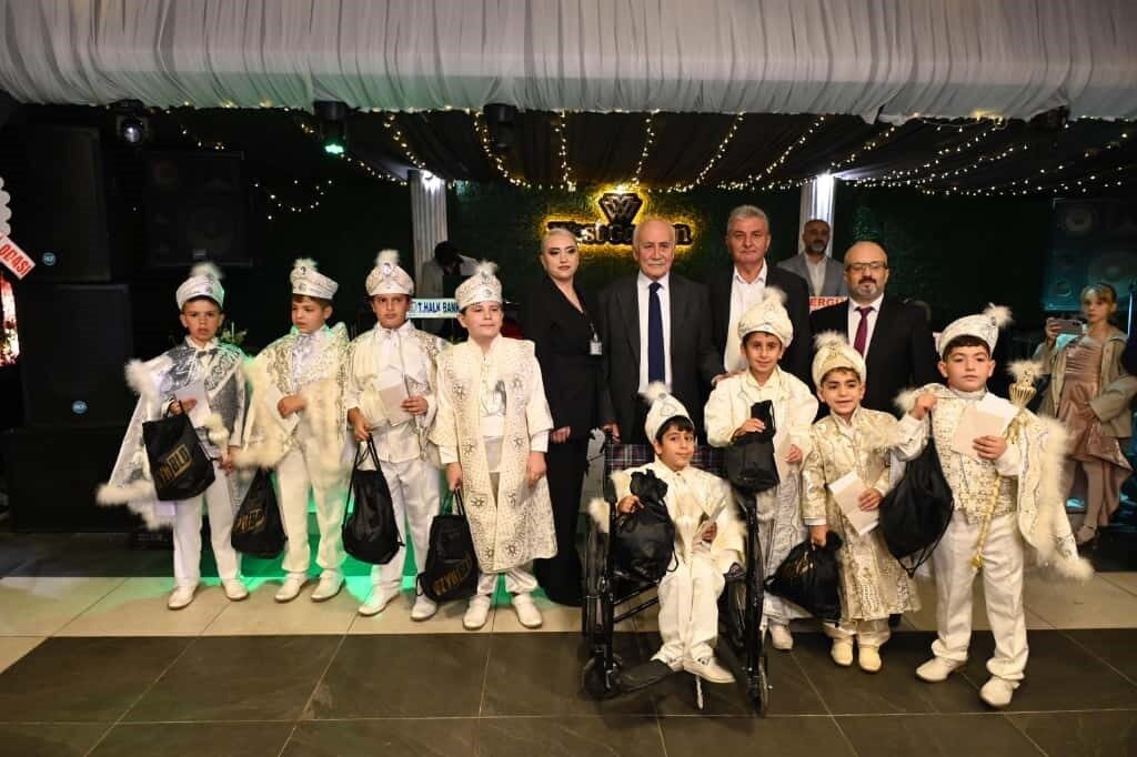 Bilecik'in Bozüyük ilçesinde gerçekleştirilen toplu sünnet etkinliğinde 65 çocuk sünnet