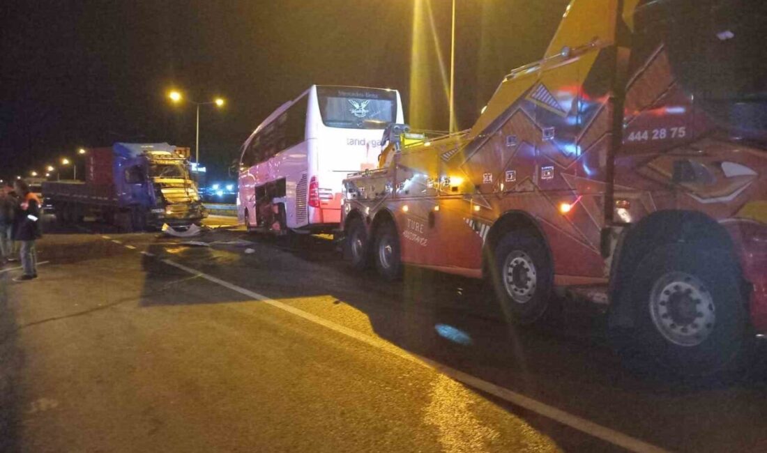 Bilecik'in Bozüyük ilçesinde bir yolcu otobüsü ile tırın çarpışması sonucu