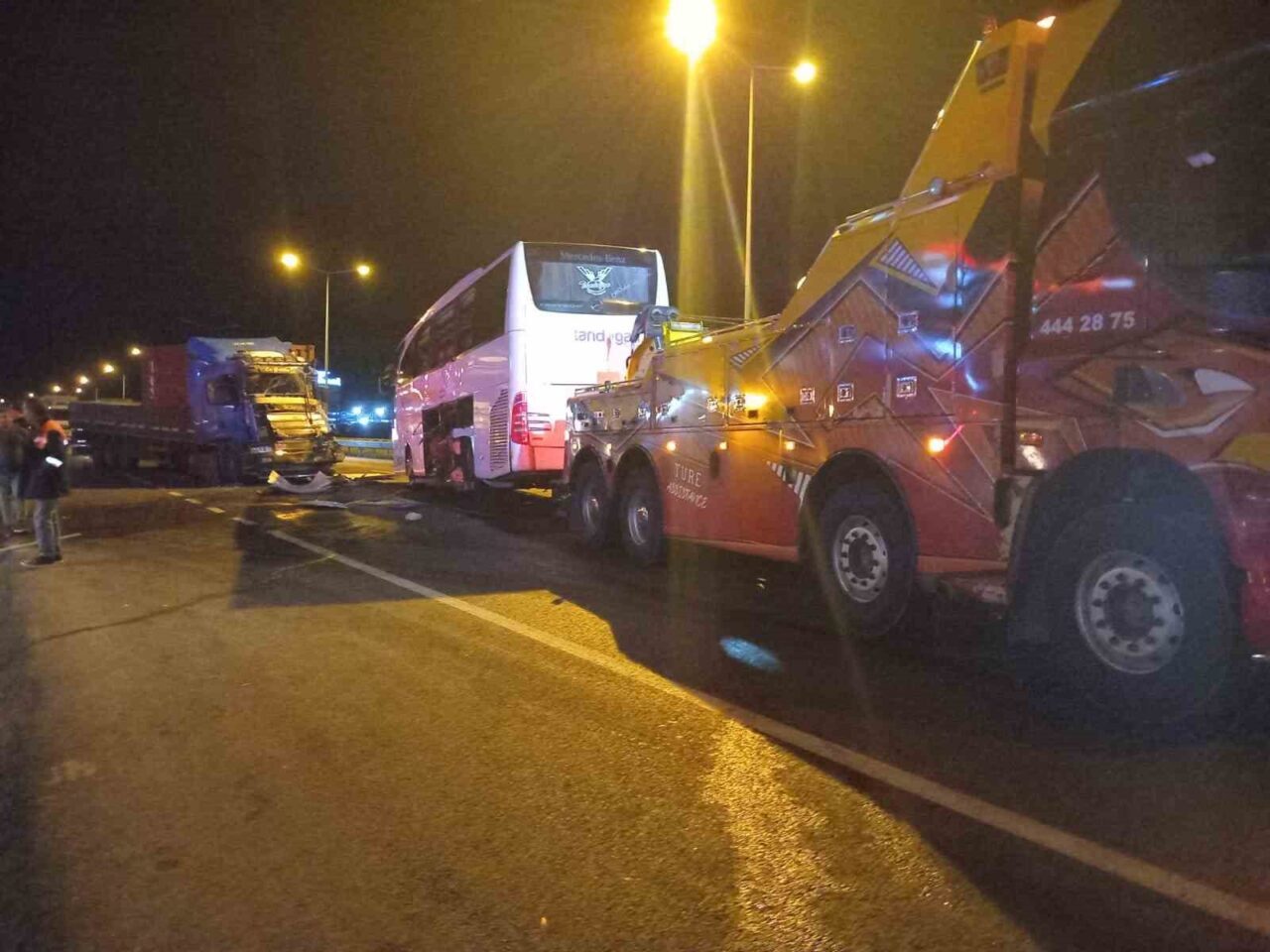 Bilecik'in Bozüyük ilçesinde bir yolcu otobüsü ile tırın çarpışması sonucu