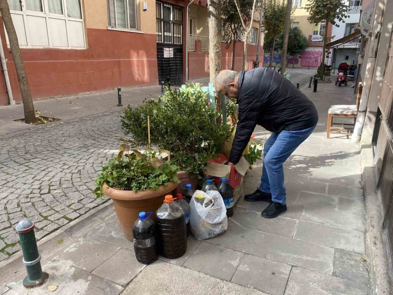 Eskişehir’de İstiklal Mahallesi’nde Haftalık 60 Kilogram Atık Yağ, Geri Dönüşüm İçin Belediyesi Ekiplerine Teslim Ediliyor