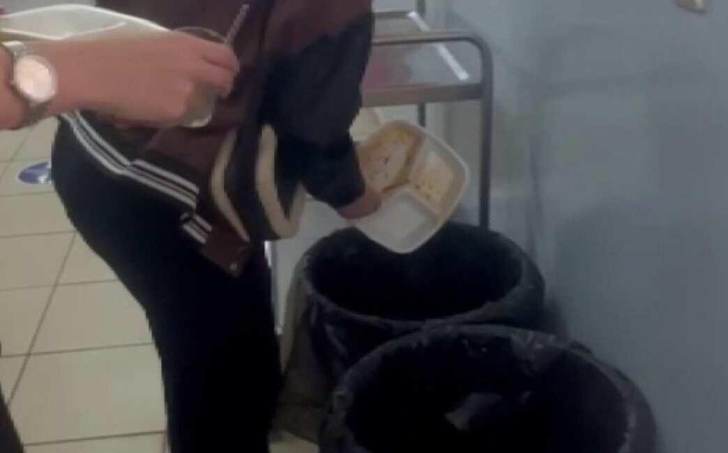 Dicle Kız Mesleki ve Teknik Anadolu Lisesi’nde Artan Yiyecekler Sokak Hayvanlarına İkram Ediliyor Diyarbakır'daki Dicle Kız Mesleki ve Teknik Anadolu Lisesi, arta kalan