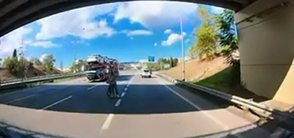 Bursa-Yalova yolu üzerinde bir bisikletli, ters yönde hızla ilerleyerek sürücüleri