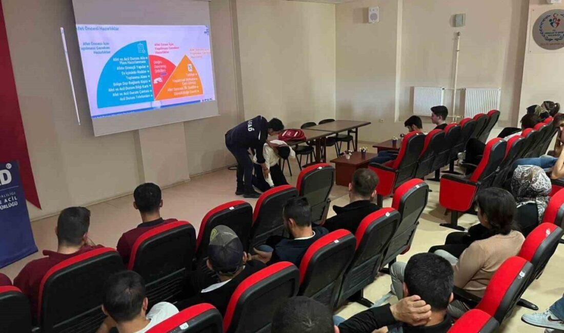 Burdur'un Bucak ilçesinde, AFAD ekipleri üniversite öğrencilerine afet yönetimi konusunda
