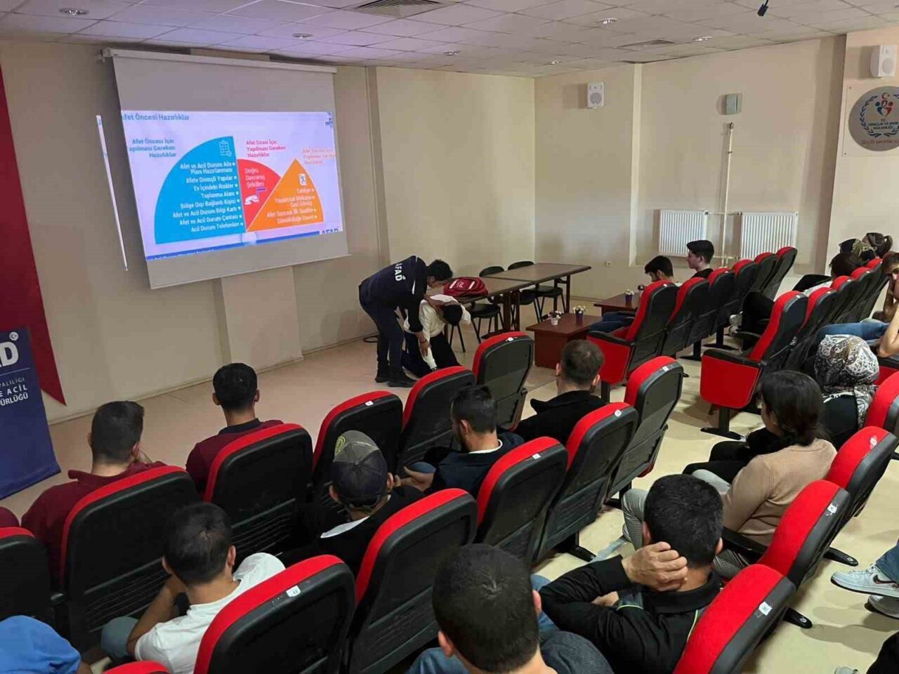 Burdur'un Bucak ilçesinde, AFAD ekipleri üniversite öğrencilerine afet yönetimi konusunda