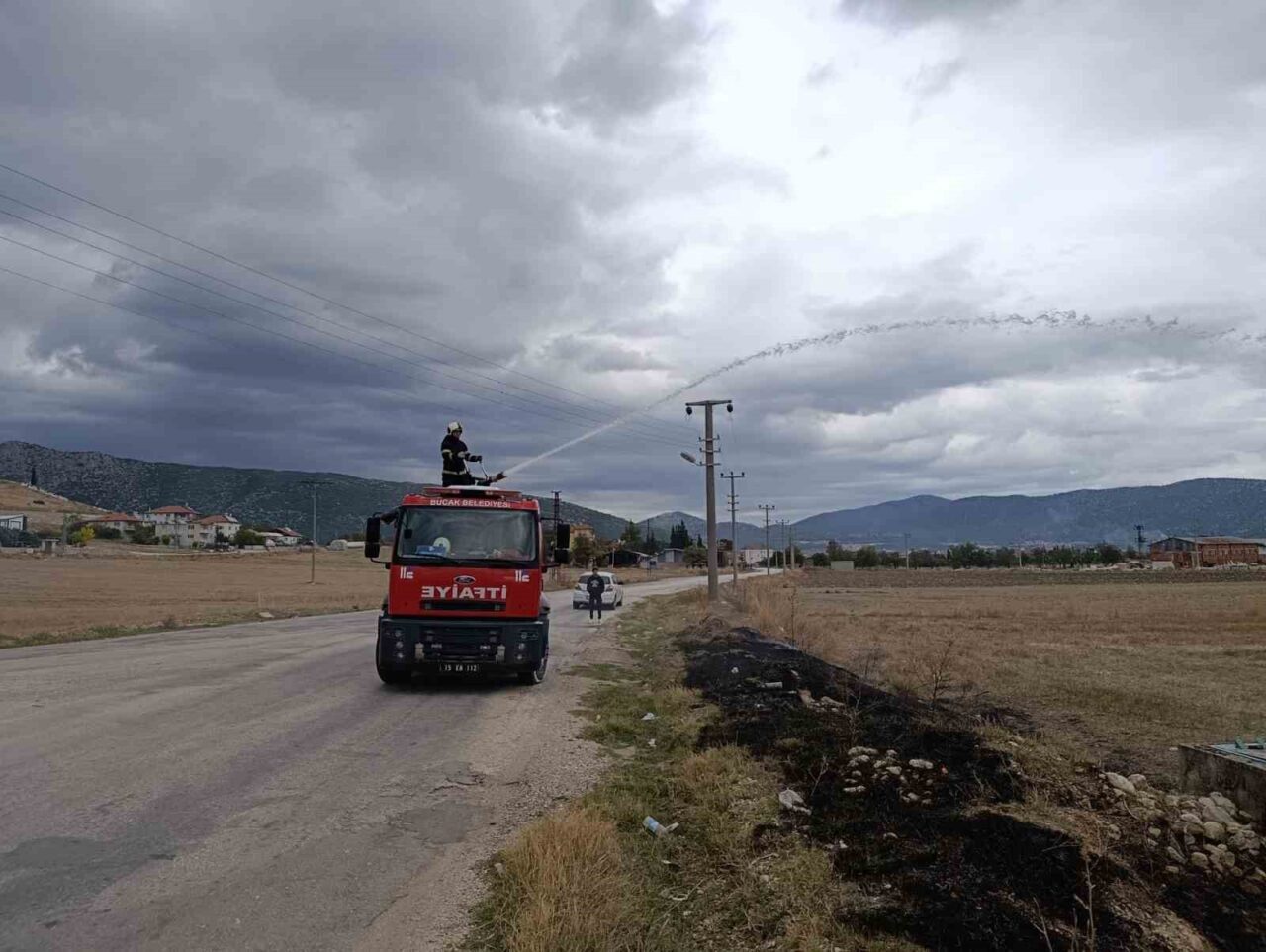 Bucak ilçesinde, İncirhan Köyü'ndeki arazide çıkan yangın, vatandaşların ihbarı sonrası