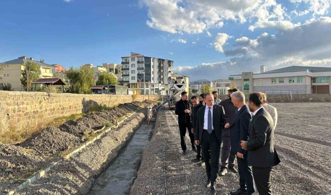 Muş'un Bulanık ilçesindeki stadyum, yenileme çalışmalarına başladı. Kaymakam Ömer Övünç