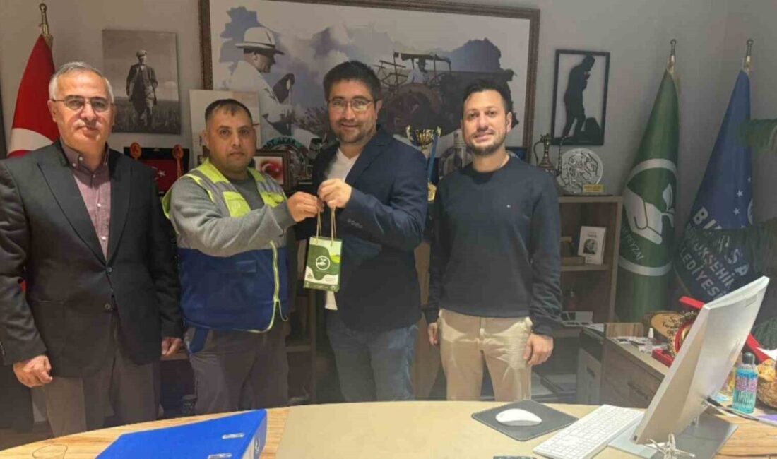 Bursa'da temizlik görevlisi Fuat Sayhan, bir bankın altında bulduğu altın