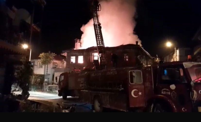 Ağlasun’da 2 Katlı Ev Alev Alev Yandı, Yangın Sebebi Araştırılıyor