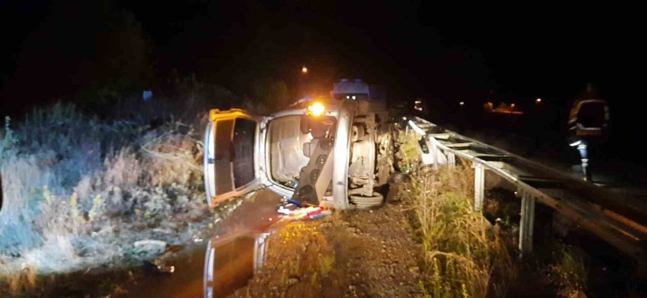 Burdur’da kontrolden çıkan hafif ticari araç devrildi, genç sürücü hayatını kaybetti.