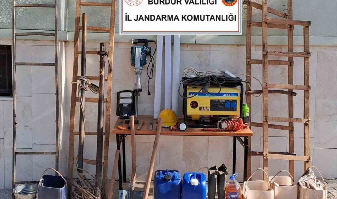 Burdur'da jandarma tarafından düzenlenen kaçakçılık operasyonu sonucu 2 dedektör, 2