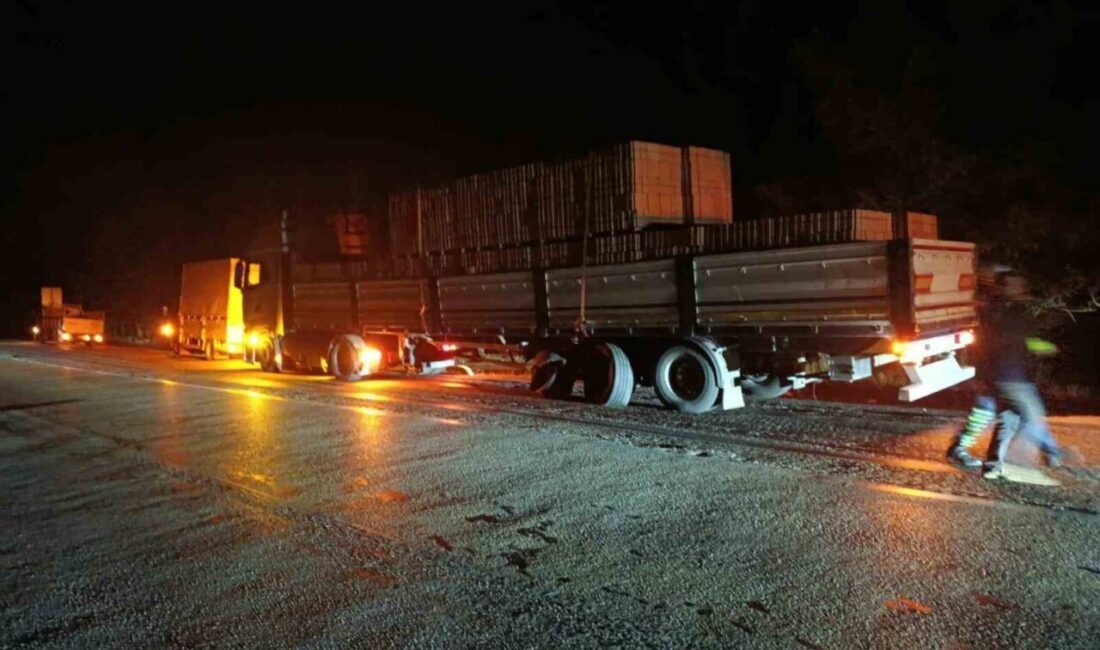 Burdur’da Otomobil ile Tırın Çarpışması Sonucu Bir Kişi Hayatını Kaybetti, İki Kişi Yaralandı Burdur'un Bucak ilçesinde otomobil ve tırın çarpıştığı kazada, Veysel Çevikel