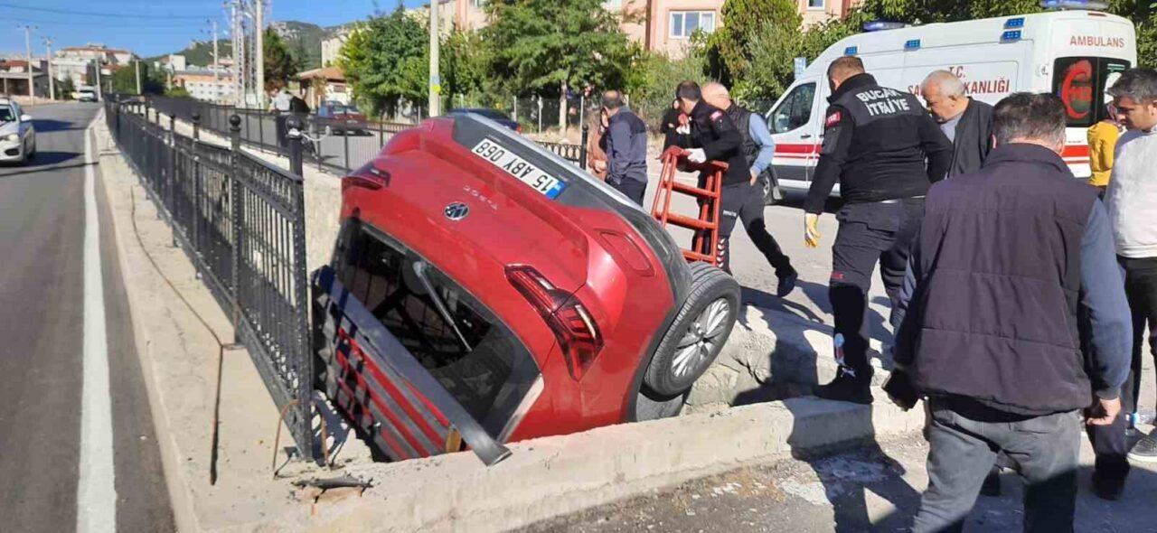 Bucak ilçesi Hökez Bulvarı'nda T.O. yönetimindeki otomobil direksiyon hakimiyetinin kaybedilmesi