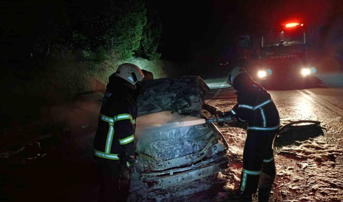 Burdur’da Seyir Halindeki Araçta Çıkan Yangın Kontrol Altına Alındı, Otomobil Tamamen Hasar Gördü Burdur'da seyir halindeyken Z.G.'nin kullandığı otomobilde yangın çıktı. Antalya-Isparta karayolu
