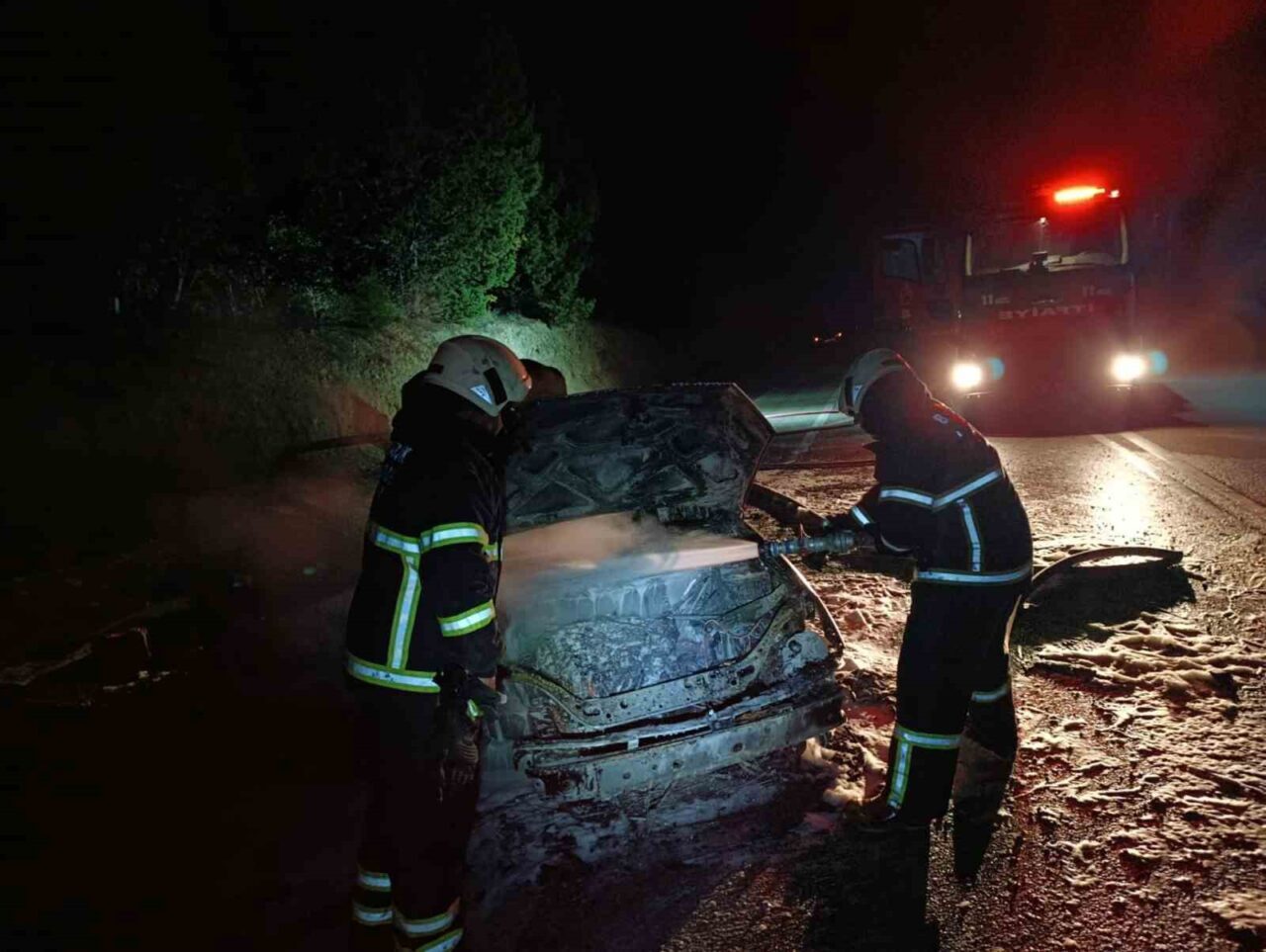 Burdur'da seyir halindeyken Z.G.'nin kullandığı otomobilde yangın çıktı. Antalya-Isparta karayolu