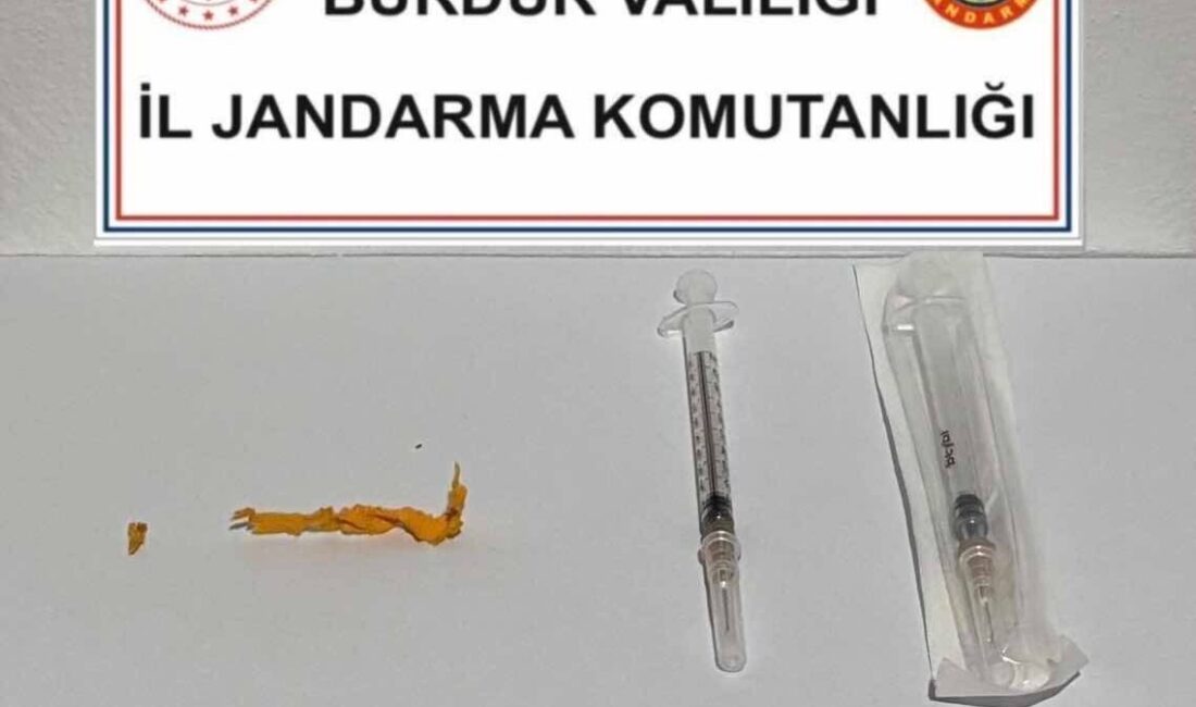Burdur’da Jandarma Ekipleri Uyuşturucu Operasyonunda 5 Kişiyi Gözaltına Aldı Burdur'da jandarma ekipleri, 16-20 Ekim tarihleri arasında yaptıkları uygulamalarda 5