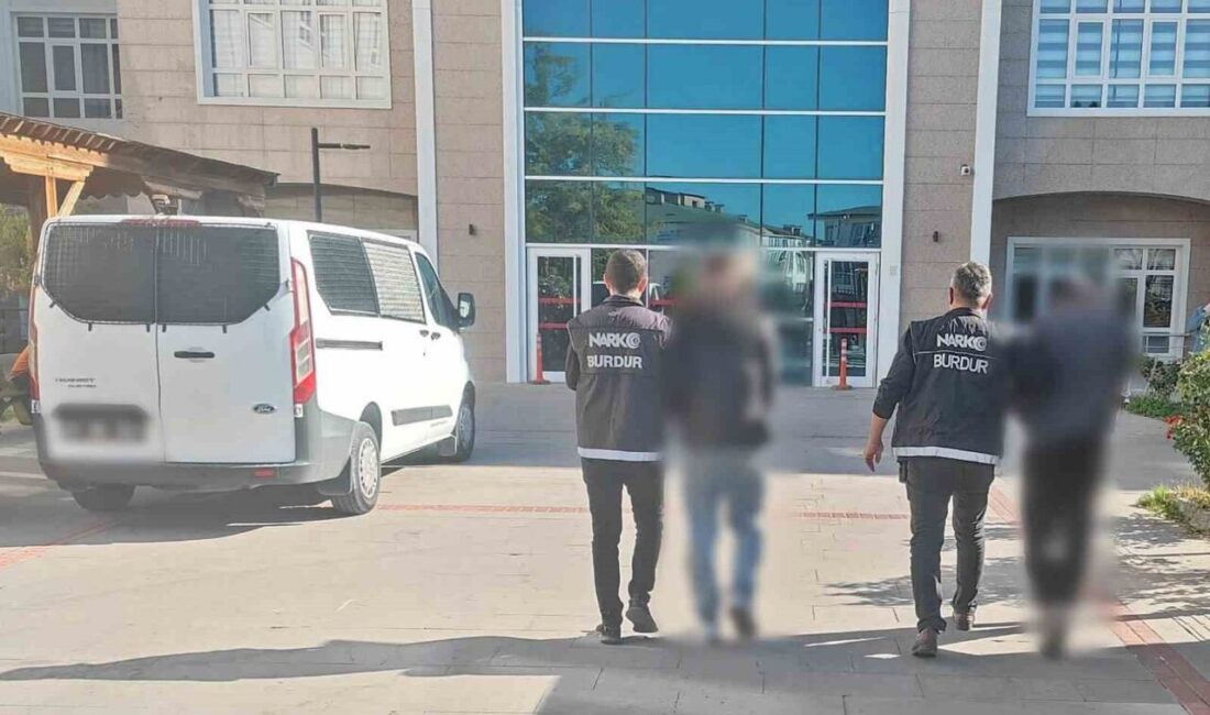 Burdur’da Uyuşturucu Operasyonunda 2 Şüpheli Tutuklandı, Bin 45 Kullanımlık Sentetik Kannabinoid Ele Geçirildi Burdur'da narkotik ekipleri, uyuşturucu ticareti yaptığı belirlenen A.M.G. ve T.G.'yi