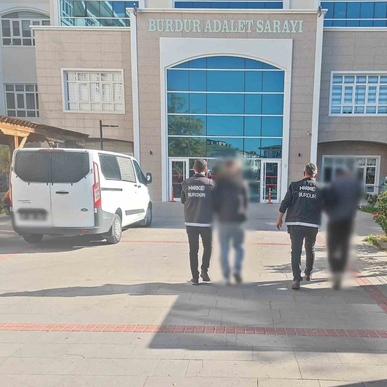 Burdur'da narkotik ekipleri, uyuşturucu ticareti yaptığı belirlenen A.M.G. ve T.G.'yi