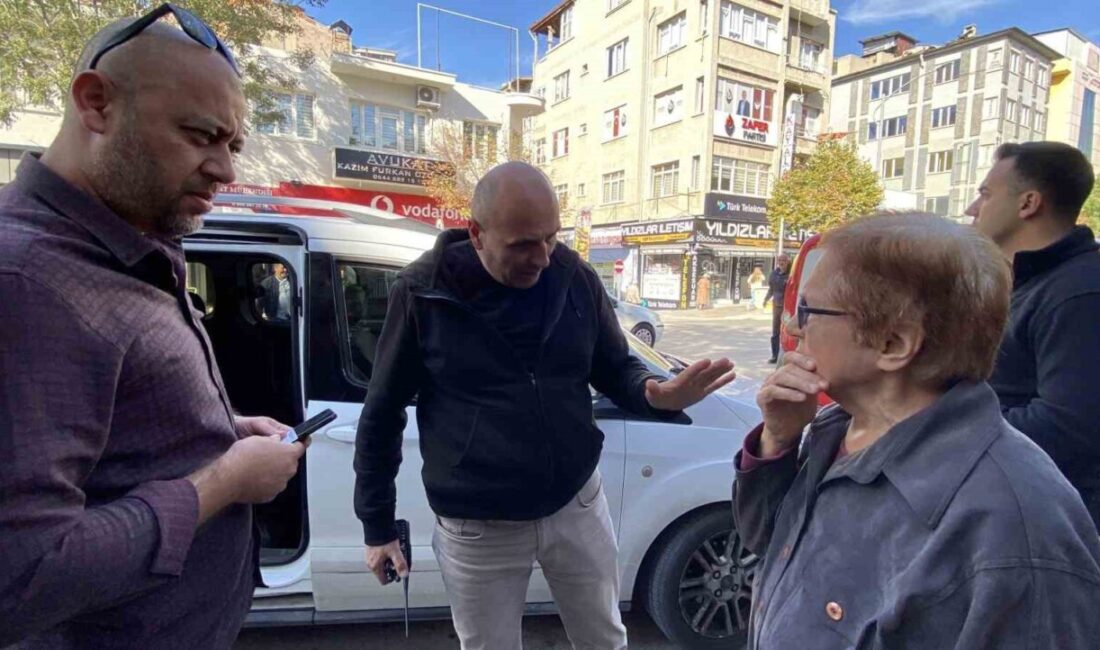 71 Yaşındaki Kadın, Dolandırıcılara İnanarak Bankaya Geldi, Çalışanların Dikkatiyle Kurtarıldı Burdur'da 71 yaşındaki Sevim A., telefonla kendini polis olarak tanıtan