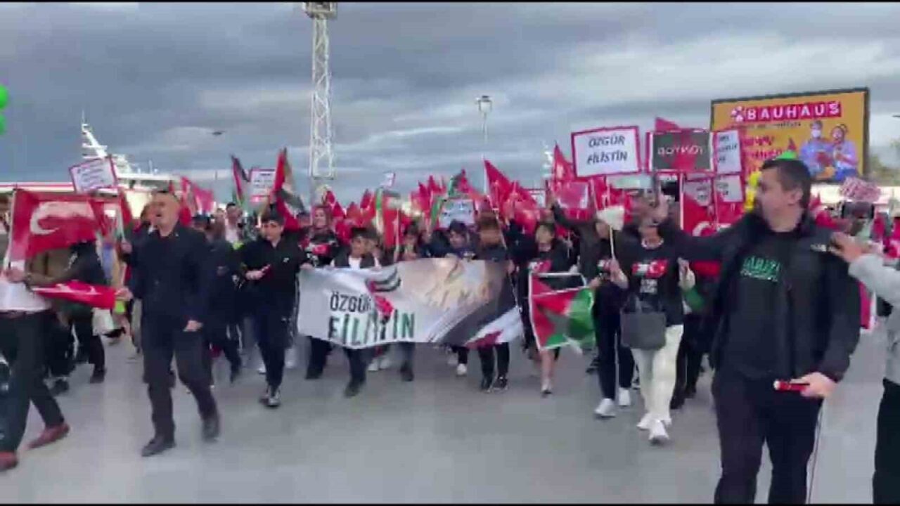 Burgaz Gençlik ve Yardımlaşma Derneği, Mudanya'da düzenledikleri yürüyüşle Filistin'e destek