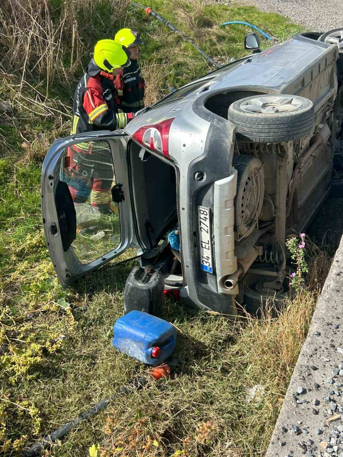 Balıkesir’in Burhaniye ilçesinde Ü.Ü. yönetimindeki otomobil köprüden dere yatağına devrildi.
