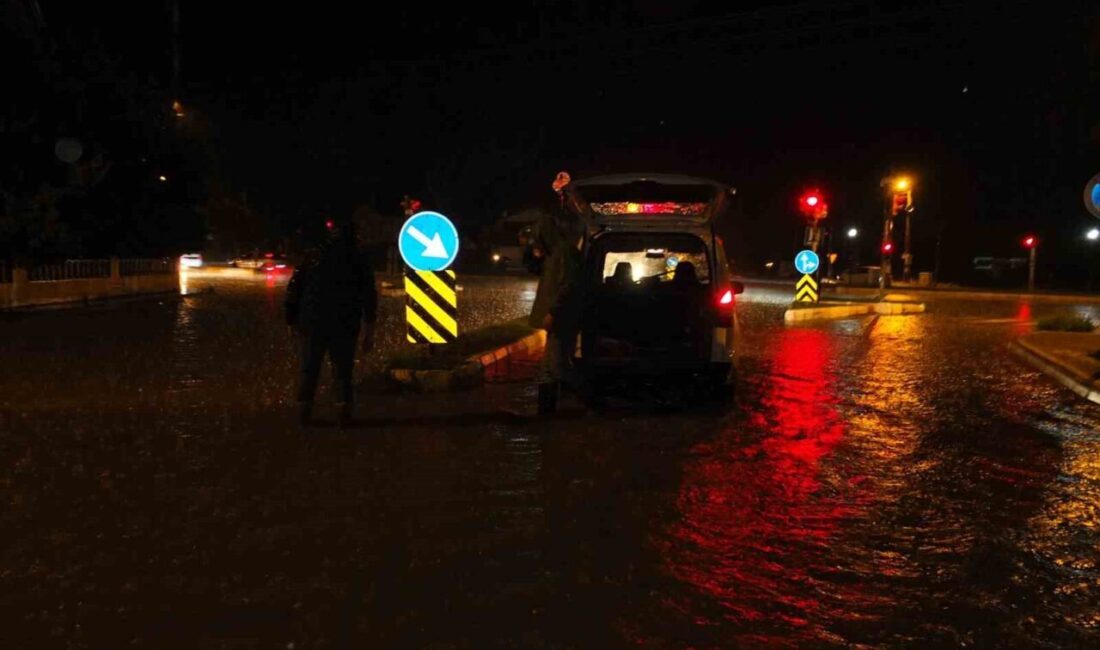 Burhaniye’de Gece Yağışları Caddeleri Su Altında Bıraktı, Ekipler Seferber Oldu Burhaniye’de gece saatlerinde etkili olan sağanak yağış, sokakları gölet haline