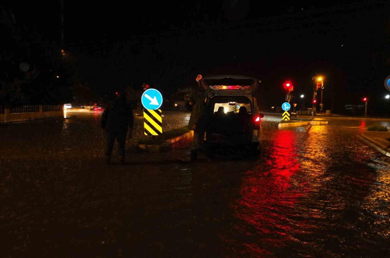 Burhaniye’de gece saatlerinde etkili olan sağanak yağış, sokakları gölet haline
