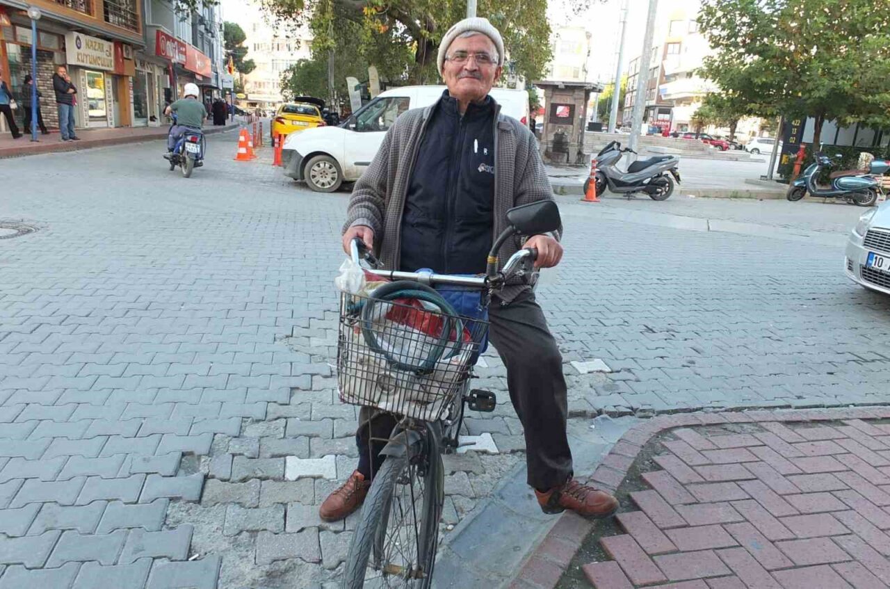 Burhaniye'de yaşayan 80 yaşındaki Hüseyin Kocabıyık, 54 yıldır bisiklet kullanıyor.