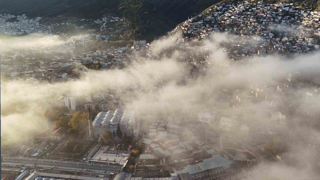 Bursa, şiddetli yağış sonrası sabah saatlerinde yoğun bir sisle kaplandı.