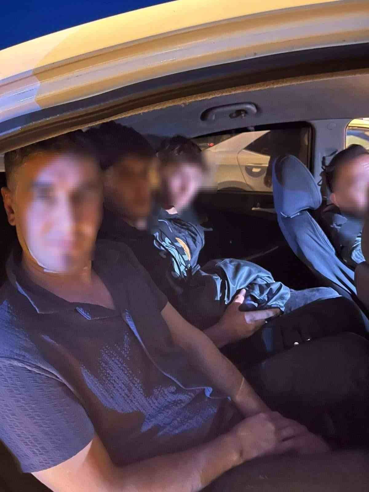 İzmir'den Bursa'ya düzensiz göçmen taşıyan sürücü, güvenlik güçleri tarafından yakalandı.