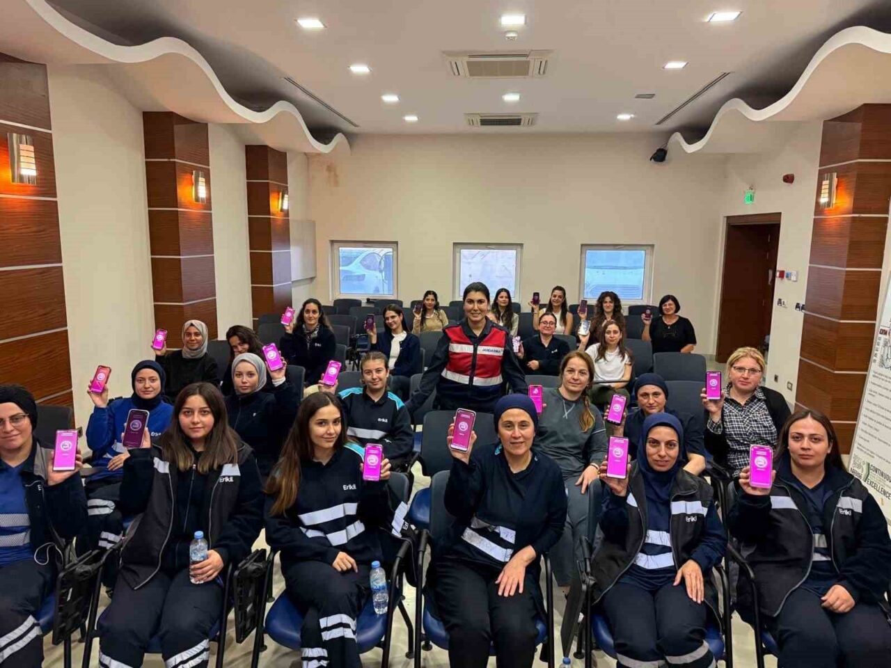 Bursa İl Jandarma Komutanlığı, kadına yönelik şiddetle mücadele kapsamında çeşitli