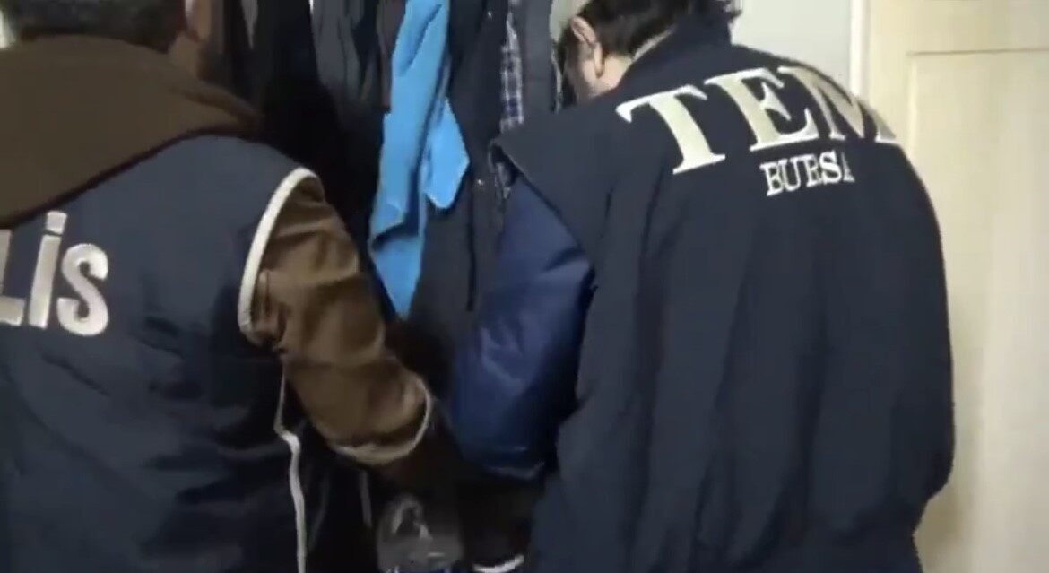 Bursa Cumhuriyet Başsavcılığı'nın öncülüğünde gerçekleştirilen operasyonda, DEAŞ terör örgütü bağlantılı