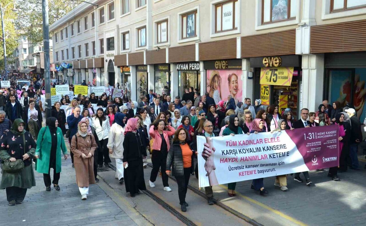 Bursa’da Meme Kanserine Farkındalık Yürüyüşü Düzenlendi, Pembe Kurdele Tophane Surlarına Asıldı