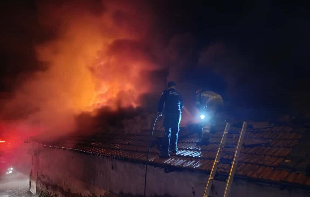 Bursa'nın Osmangazi ilçesinde, otomotiv yedek parça satan bir iş yerinde
