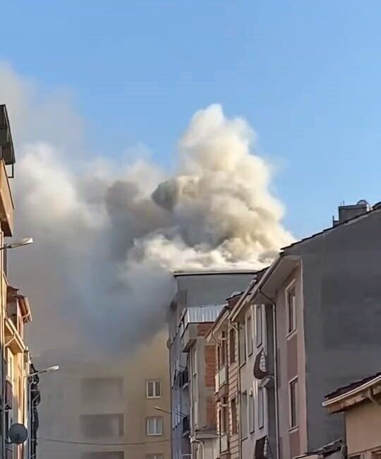 İnegöl’de Bir Apartmanda Çıkan Yangın Kısa Sürede Kontrol Altına Alındı Bursa'nın İnegöl ilçesinde bir apartmanın çatısında saat 17.00'de çıkan yangın,