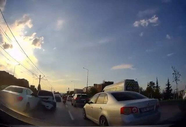 Bursa’da Yoğun Trafikte Zincirleme Kaza: Bir Motosikletli Ölümden Döndü Bursa’nın Nilüfer ilçesinde yoğun trafikteki bir zincirleme kaza, bir otomobilin