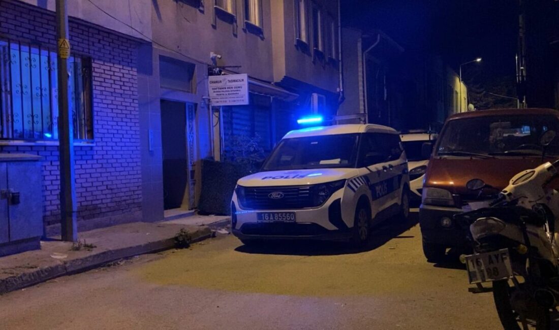 İnegöl’de Genç Bir Suriye Uyruklunun Dairesinde Ölü Bulunduğu İddia Ediliyor Bursa'nın İnegöl ilçesinde, Suriye uyruklu 20'li yaşlardaki bir genç, arkadaşları