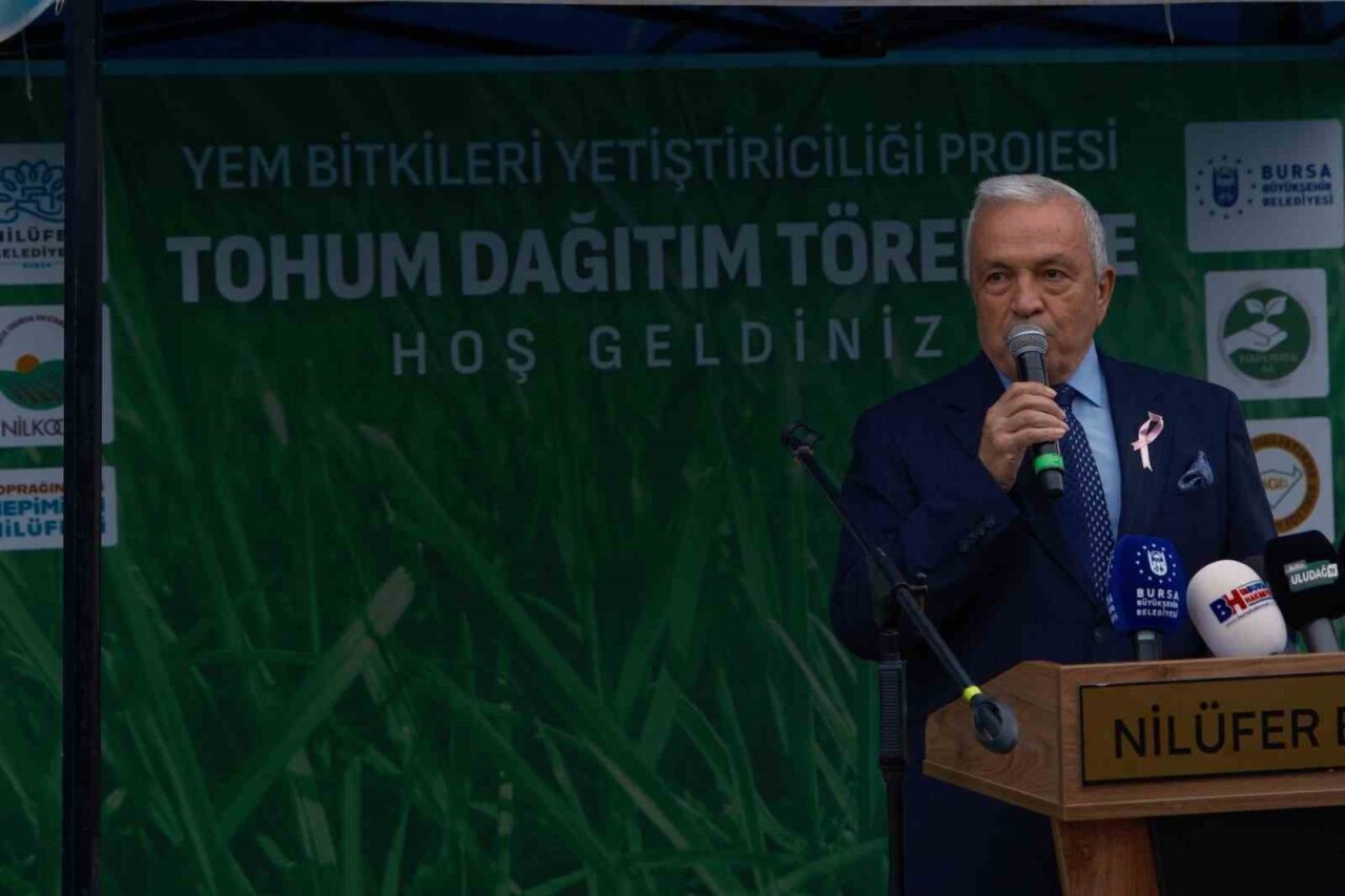 Bursa'nın Nilüfer ilçesinde 300 çiftçiye İtalyan çimi tohumu dağıtımı yapıldı.