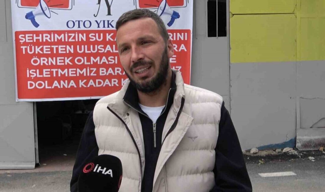 Bursa'daki oto yıkama işletmesi sahibi Yusuf Yamanlar, su tasarrufu adına