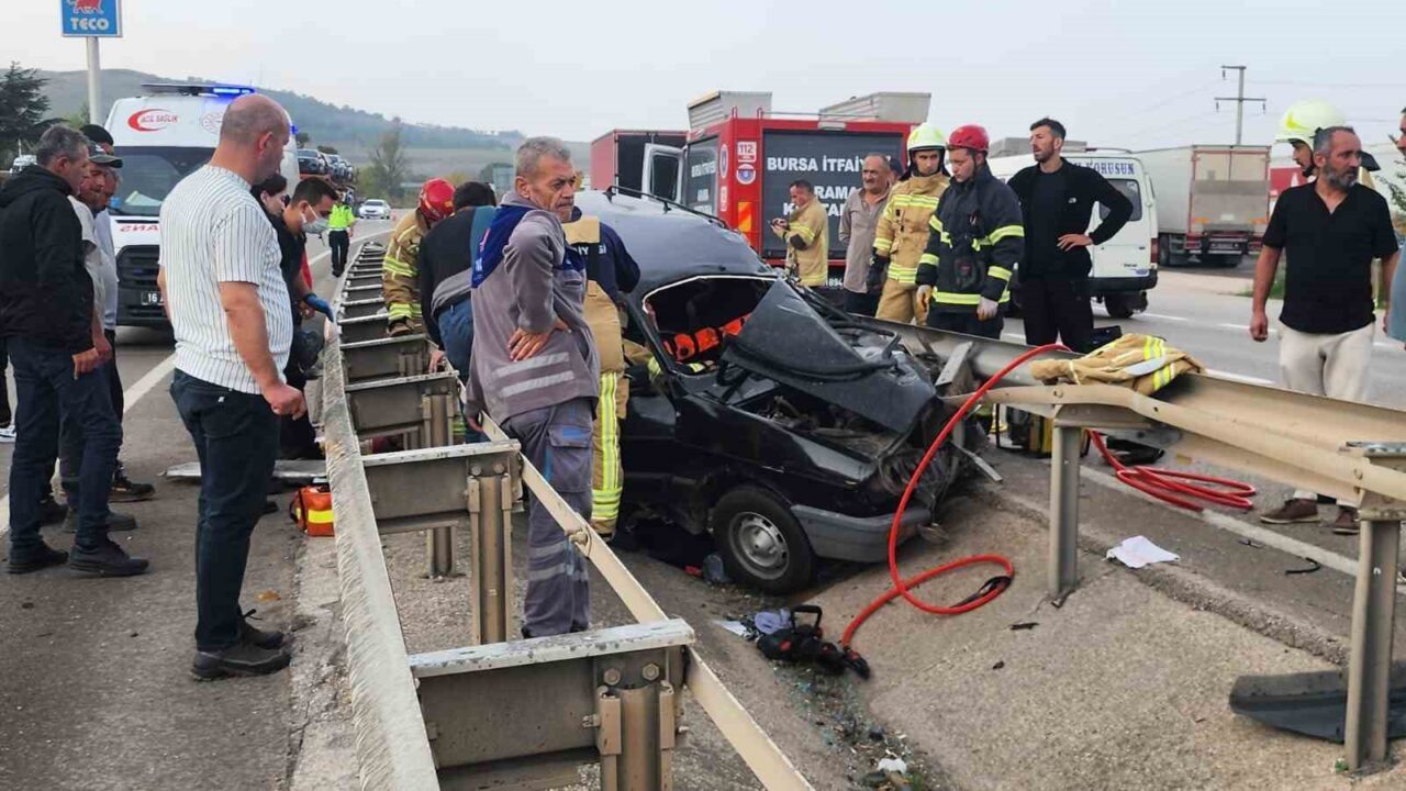 Bursa'nın Mustafakemalpaşa ilçesinde M.Ö. yönetimindeki otomobil bariyere çarparak kontrolden çıktı.