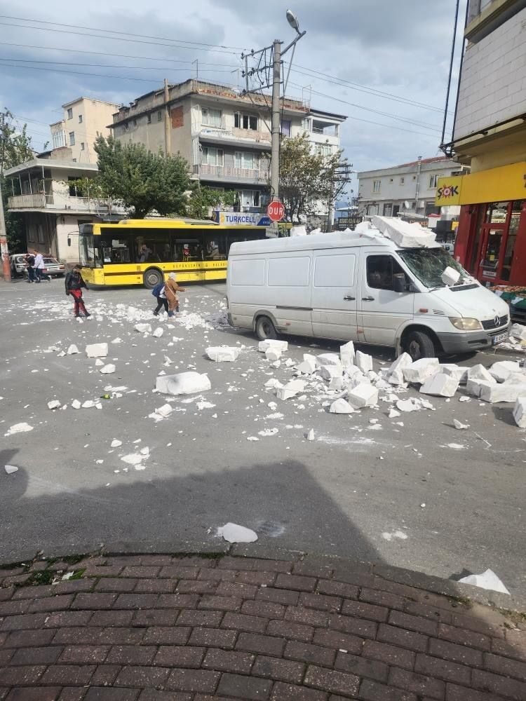 Bursa'da, öğle saatlerinde meydana gelen fırtına ağaçların devrilmesine, araçların zarar