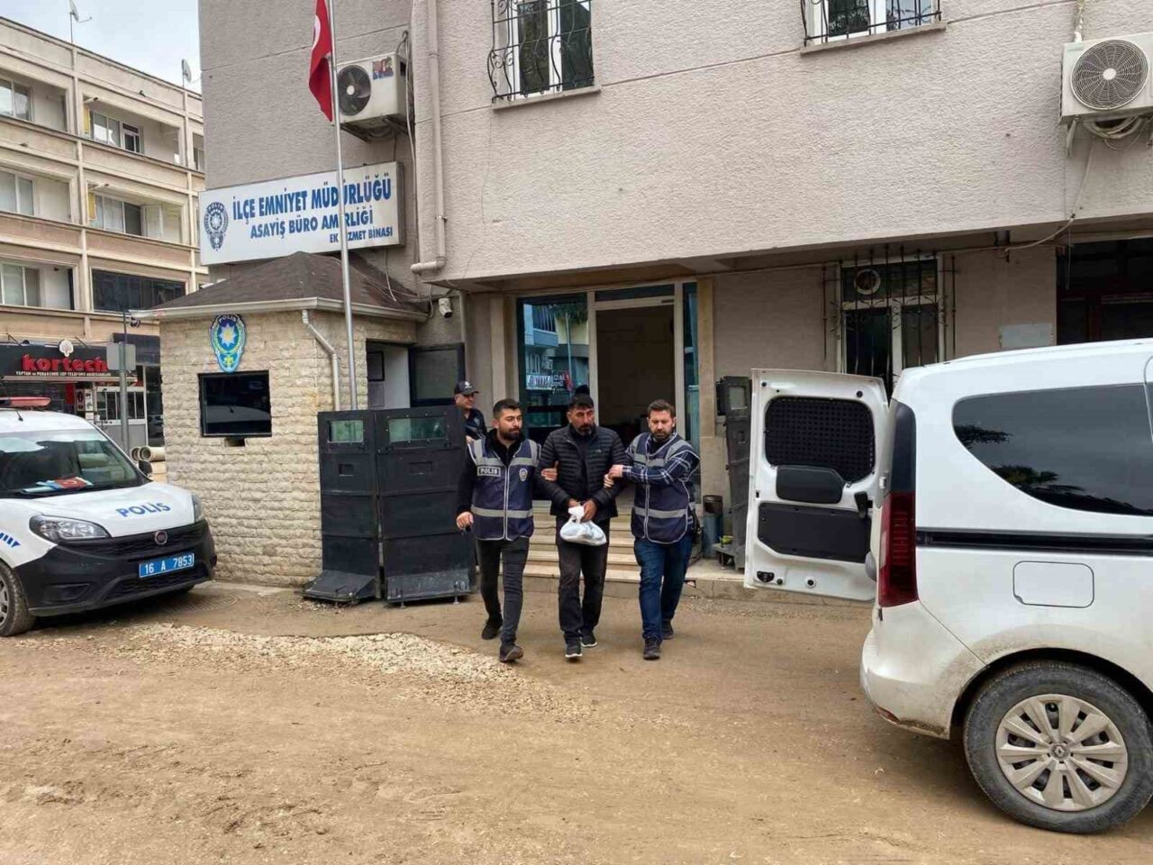 Mustafakemalpaşa’da Aranan 21 Yıl Hapis Cezalı Şahıs Polis Ekiplerince Yakalandı