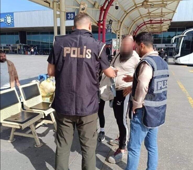 Bursa’da Huzur Uygulaması: Binlerce Kişi Sorgulandı, Yüz Binlerce Lira Ceza Kesildi Bursa Emniyet Müdürlüğü, güvenliği sağlamak ve düzensiz göçü önlemek amacıyla