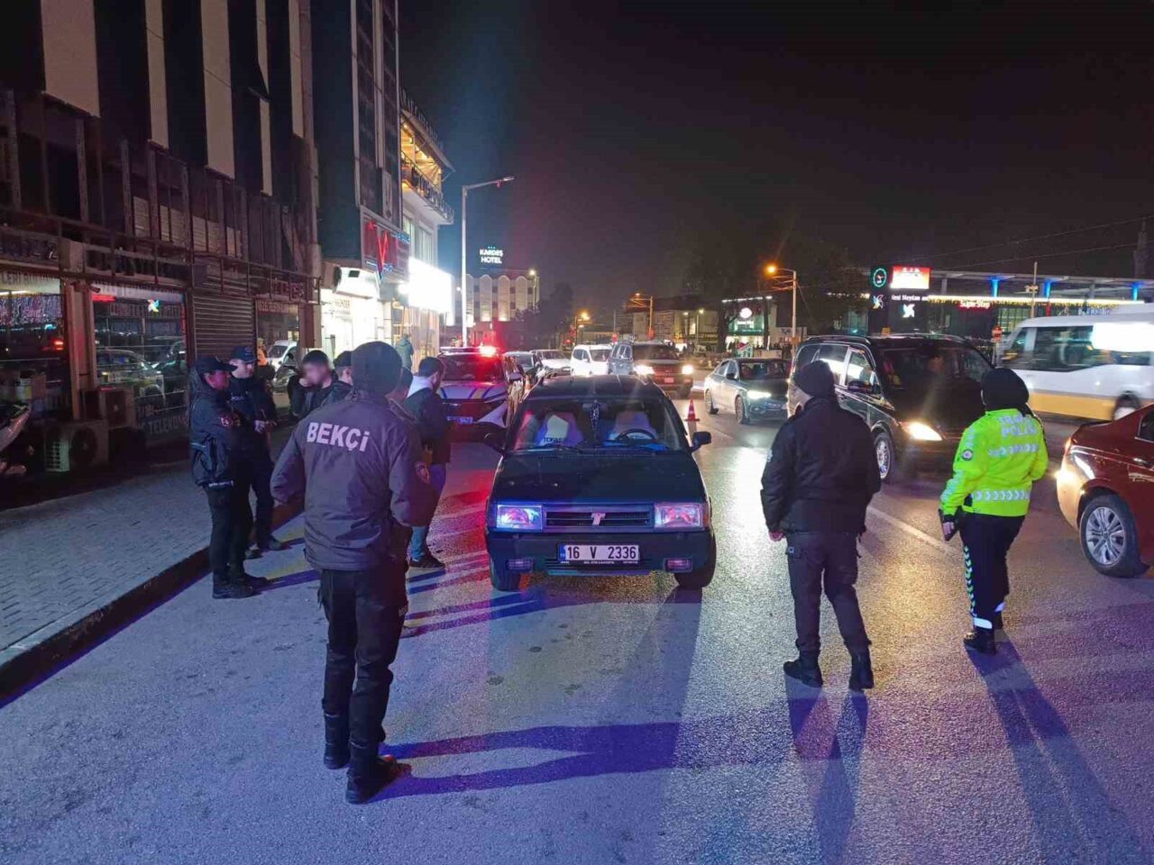 Bursa'da polis, kentin çeşitli yerlerinde huzur ve güven sağlamak amacıyla