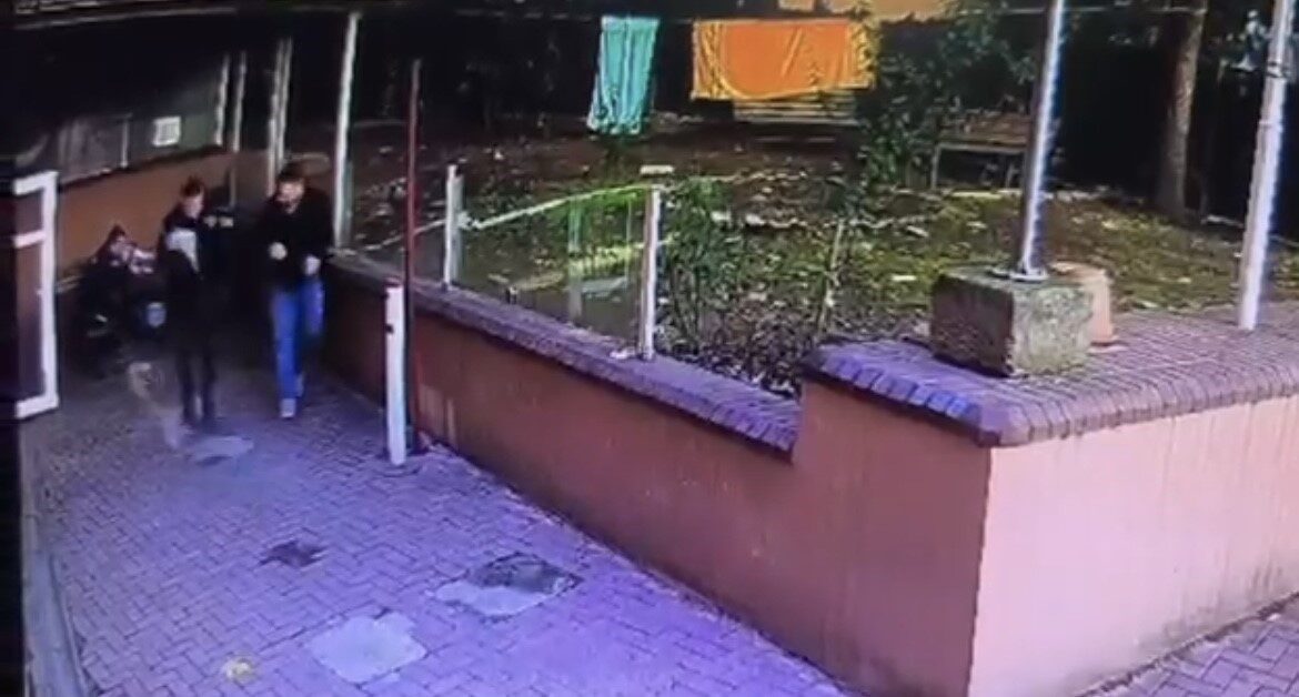 Bursa'da Osmangazi ilçesindeki Zafer İtfaiye Amirliği bahçesinde bir itfaiye personeli,